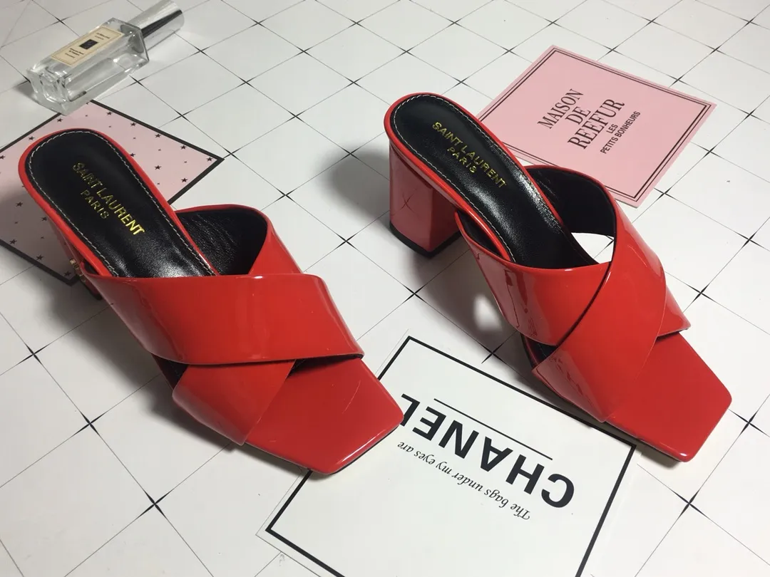 👟👟Ex-factory price 340👟👟 Genuine leather base +40 7CM heel cow patent leather series. 2018 Saint Laurent YSL’s strongest new cross-strap slippers are available in two heel heights. They are 7CM and 9CM respectively. The fabric is made of cowhide. The lining is made of first-layer sheepskin. Size: 34-41 (size 42 can be customized). It is very stable when walking and does not lose its heel.